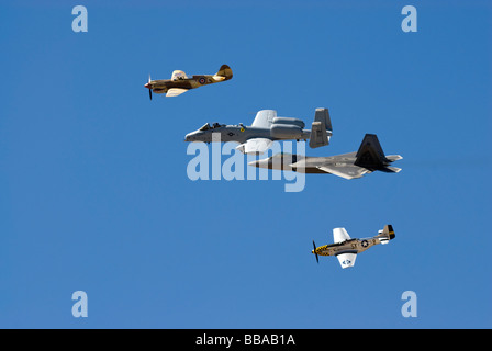 Ein US-Air Force "Heritage Flight" mit Flugzeugen aus 4 Generationen Stockfoto