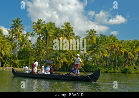 Indien, Kerala Backwaters. Lokalen Indianer überqueren einen Kanal mit dem Stocherkahn Boot in den Backwaters zwischen Kollam, Allepey. Keine Mitteilungen Stockfoto