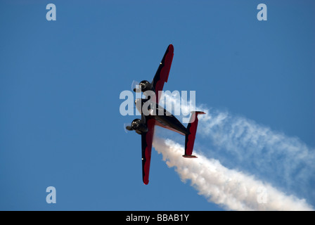 Der Twin Beech 18 der Younkin Luft tut eine Manöver. Stockfoto