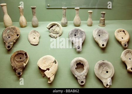 Römische Öllampen im archäologischen Museum Osuna Sevilla Andalusien Spanien Stockfoto