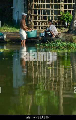 Indien, Kerala Backwaters. Menschen vor Ort in den Backwaters zwischen Kollam, Allepey waschen. Keine Releases zur Verfügung. Stockfoto