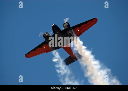 Der Twin Beech 18 der Younkin Luft tut eine Manöver. Stockfoto