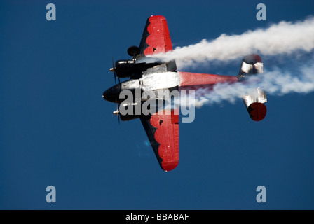 Der Twin Beech 18 der Younkin Luft tut eine Manöver. Stockfoto