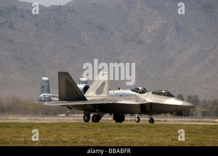 Eine f-22 "Raptor" führt Manöver Stockfoto