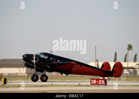 Der Twin Beech 18 von Younkin Air taxis auf einem Laufsteg. Stockfoto