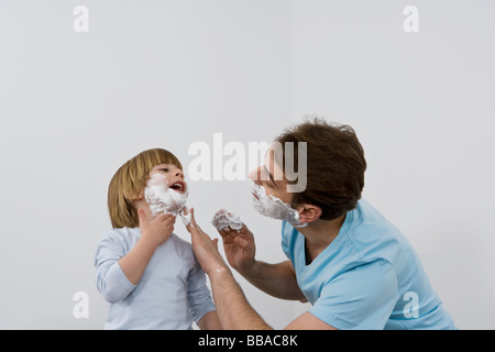 Ein Vater seinen jungen Sohn Rasierschaum zuweisen Stockfoto