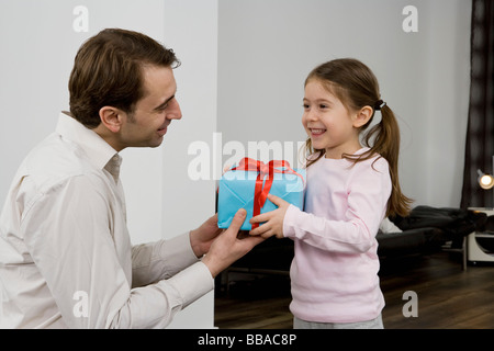 Ein Vater seiner Tochter ein Geschenk geben Stockfoto