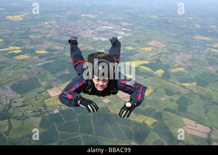 Nahaufnahme der Fallschirmspringer im freien Fall Stockfoto