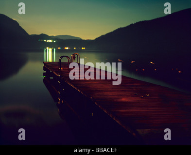 Ein Holzsteg in der Abenddämmerung Stockfoto