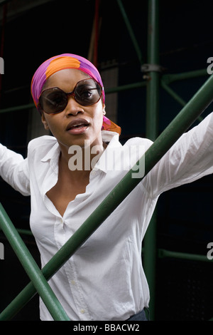 Porträt einer jungen Frau mit Sonnenbrille und Kopftuch Stockfoto