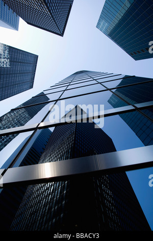 Niedrigen Winkel Ansicht von Gebäuden im Bankenviertel, Manhattan, New York City Stockfoto