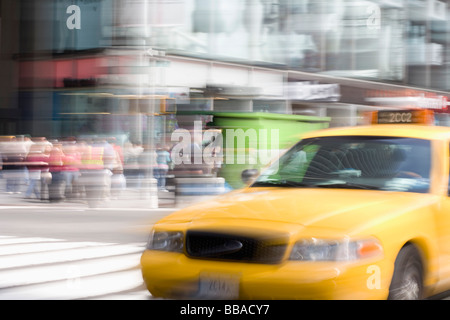 Ein gelbes Taxi auf einer Stadtstraße, Manhattan, New York City Stockfoto