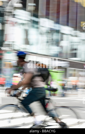 Ein Radfahrer auf einer Stadtstraße, Manhattan, New York City Stockfoto