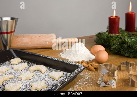 Kekse backen zu Weihnachten Stockfoto