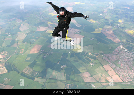 Fallschirmspringer in einer Position sitzen, während im freien Fall Stockfoto