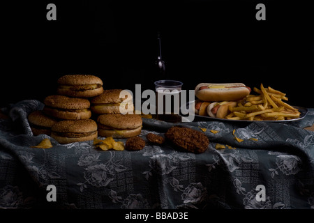 Vielzahl von Fast-Food und Bierflasche, Stillleben Stockfoto