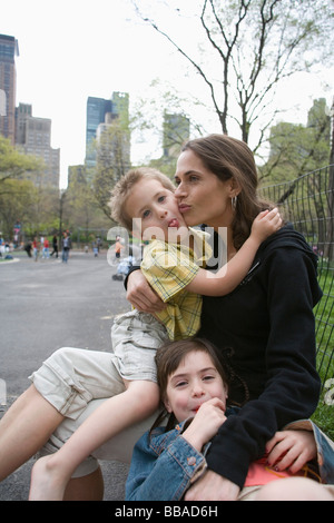 Eine Mutter mit ihren Kindern im Central Park in New York City sitzen Stockfoto