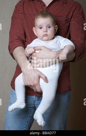 Ein Vater mit seinem Baby Sohn Stockfoto