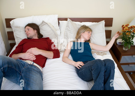 Ein junges Paar auf einem Bett liegend Stockfoto