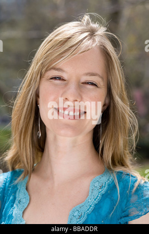 Porträt einer jungen Frau, Lächeln Stockfoto
