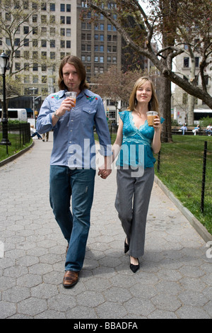 Ein junges Paar, ein Spaziergang durch den Stadtpark halten Hände, Central Park, New York City Stockfoto