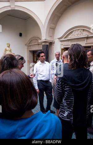 Der Abgeordnete Ed Miliband, Staatssekretär für Energie und Klimawandel bei der Tagung der Übergangsstädte im Jahr 2009 Stockfoto