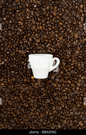 Espressotasse und Kaffeebohnen Stockfoto