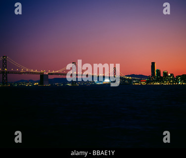 Oakland Bay Bridge in der Dämmerung, San Francisco, Kalifornien, USA Stockfoto