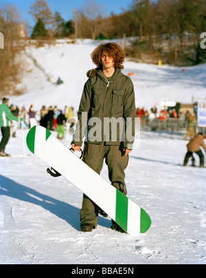 Ein junger Mann stehend mit dem Snowboard in einem Skigebiet, Gebirgsbach, New Jersey, USA Stockfoto