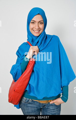 Portrait einer modischen Frau einen Hijab zu tragen Stockfoto