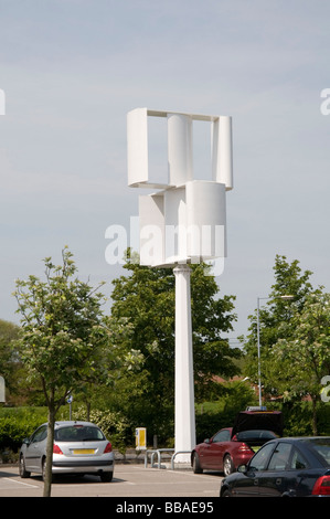 vertikale Achse Windkraftanlagen Turbine auf dem Bauernhof Bauernhof Generator Generatoren Windmühle Windmühlen erneuerbare Energien Strom angetrieben grünen Höschen Stockfoto