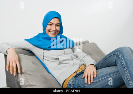 Porträt einer Frau trägt ein Kopftuch und jeans Stockfoto