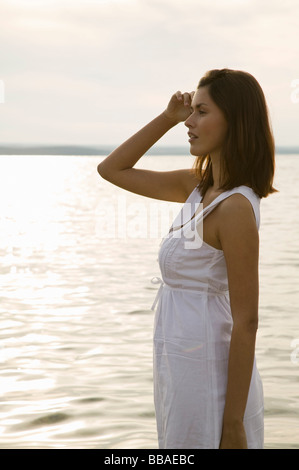 Eine Frau, Blick auf das Meer Stockfoto