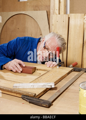 Ein Mann Holz Schleifen Stockfoto