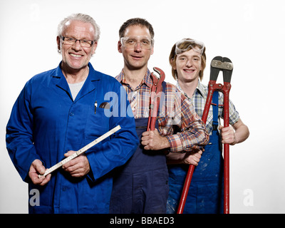 Drei Arbeiter Besitz Werkzeuge Stockfoto