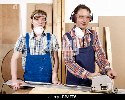 Porträt von zwei Männern in einer Holzwerkstatt Stockfoto