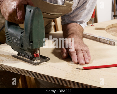 Detail eines Mannes mit einer Stichsäge Stockfoto