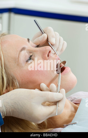 Seitenansicht eines Zahnarztes Inspektion eines Weibes Mund Stockfoto