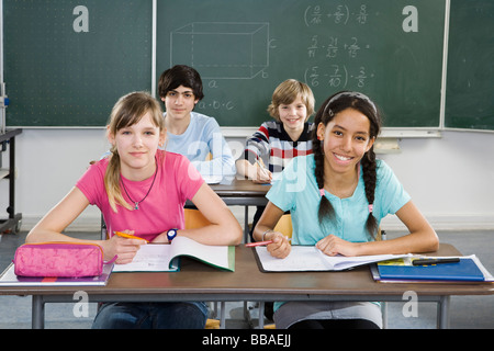 Schülerinnen und Schüler in einem Klassenzimmer zu sitzen Stockfoto