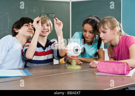 Schülerinnen und Schüler sitzen zusammen in einem Klassenzimmer Stockfoto