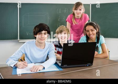 Schülerinnen und Schüler arbeiten zusammen in einem Klassenzimmer Stockfoto