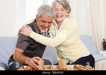 Einen älteren Mann und einer älteren Frau spielen backgammon Stockfoto