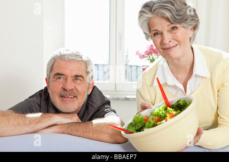 Ein älteres Paar vor dem Essen Salat Stockfoto