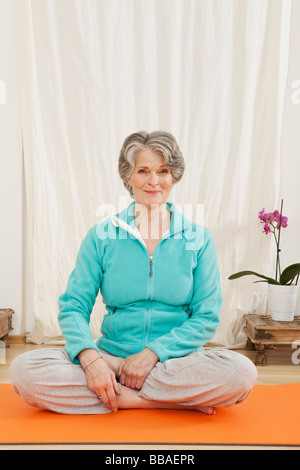 Eine ältere Frau Yoga machen Stockfoto