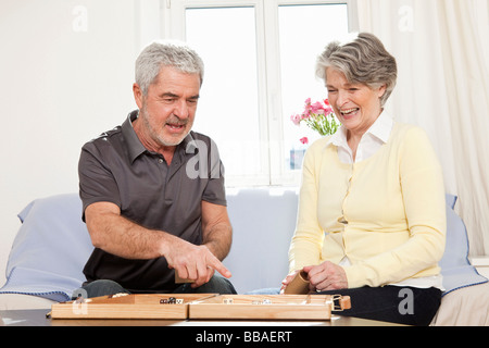 Einen älteren Mann und einer älteren Frau spielen backgammon Stockfoto