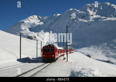 Zug durch einen Gebirgspass im Winter, Andermatt, Kanton Uri, Schweiz Stockfoto