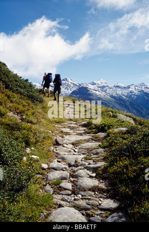 Zwei Menschen wandern auf einem Bergpfad, Wallis, Schweiz Stockfoto