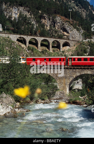 Glacier Express Zug Kreuzung Brücke über den River, Graubündens, Schweiz Stockfoto