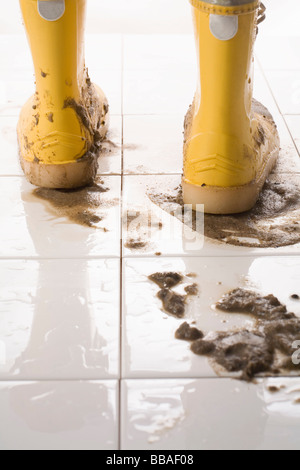 Ein paar schlammige Gummistiefel Stockfoto