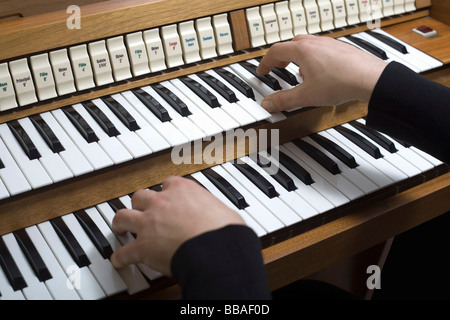 Menschliche Hände eine Orgel zu spielen Stockfoto